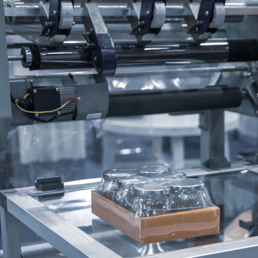 What are the key features of a shrink packaging machine